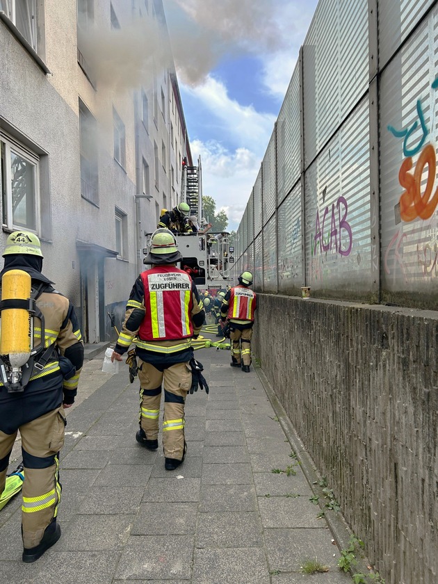 FW-E: Kellerbrand - Aufwändige Rettung über Drehleiter erforderlich