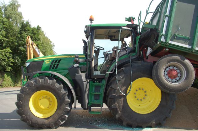 POL-STH: Geschätzte 40 000 EUR Schaden bei Traktorunfall