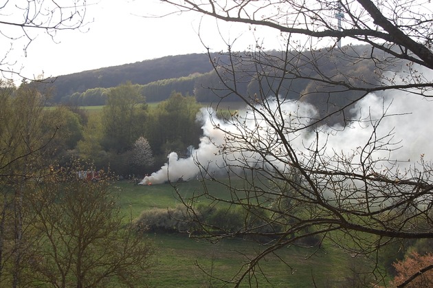 POL-PDKL: Brand mehrerer Heuballen