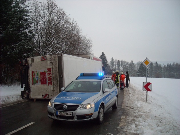 POL-HOL: Bundesstraße 241 - Uslar Richtung Lauenförde: LKW-Anhänger komplett umgekippt - B 241 vier Stunden voll gesperrt / 20.000,-- EUR Sachschaden -