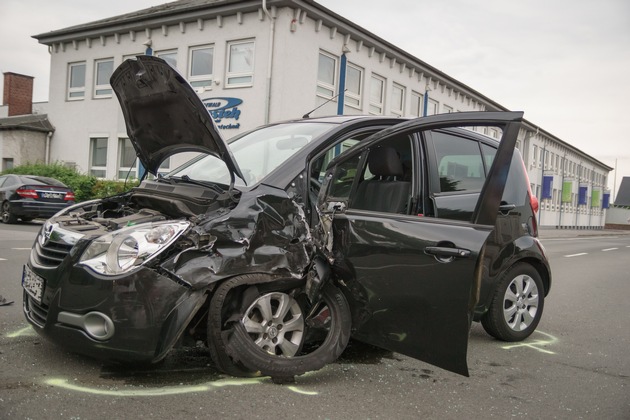 FW Menden: Drei Verletzte nach Verkehrsunfall