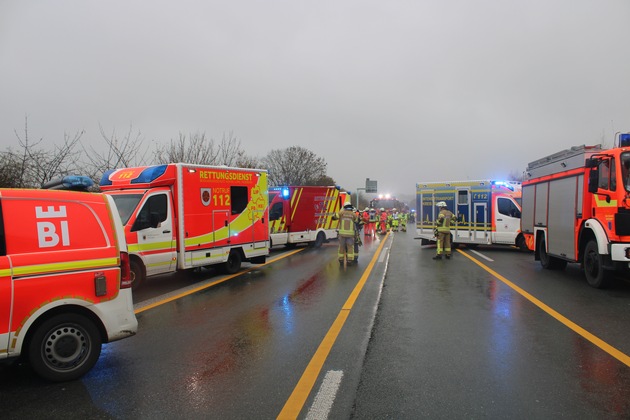 FF Bad Salzuflen: Vier Verletzte nach schwerem Unfall auf der Autobahn 2 in Höhe Herford/Bad Salzuflen / Feuerwehr und Rettungsdienst ist mit 70 Einsatzkräften über mehrere Stunden im Einsatz