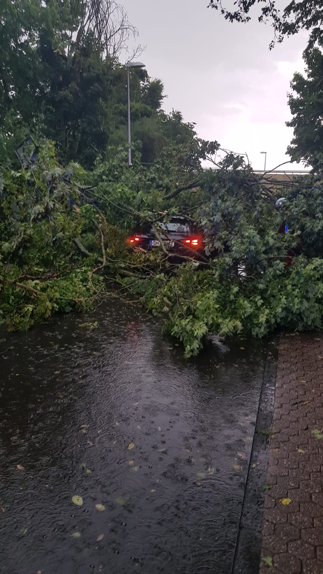 FW Düren: Unwetter über Düren - Feuerwehr im Dauereinsatz