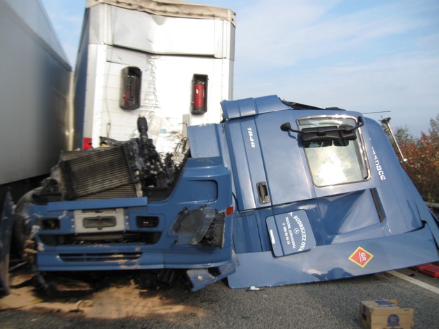 POL-WL: Lkw-Fahrer mit Schutzengel +++ Unfall mit hohem Sachschaden