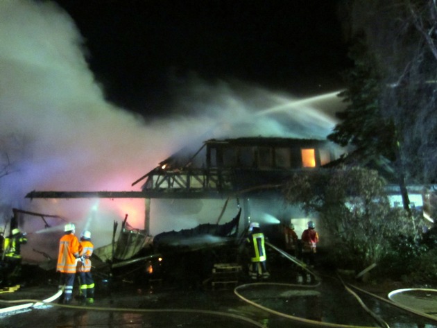 POL-WL: Einfamilienhaus ausgebrannt - Nachbargebäude in Gefahr - Feuerwehr im Großeinsatz