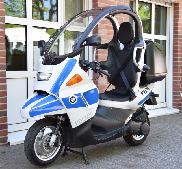 POL-VIE: Nettetal-Kaldenkirchen: Nettetaler Polizisten machen BMW C1-Roller wieder flott - Fotoberichterstattung