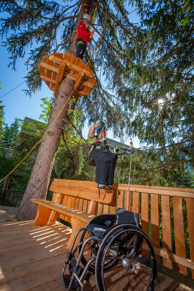 In luftigen Walliser Baumwipfeln durch die ganze Schweiz / Eröffnung des Swiss Seilpark Fiesch mit einer Weltpremiere