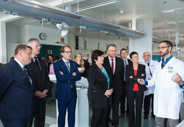 Bundesgesundheitsminister Hermann Gröhe und Bundesverkehrsminister Alexander Dobrindt besuchten Roche in Penzberg bei München