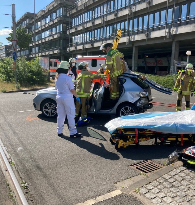 POL-MA: Mannheim-Neckarstadt: Verkehrsunfall zwischen Pkw und Straßenbahn; Zwei Verletzte; Gesamtschaden 13.000 Euro