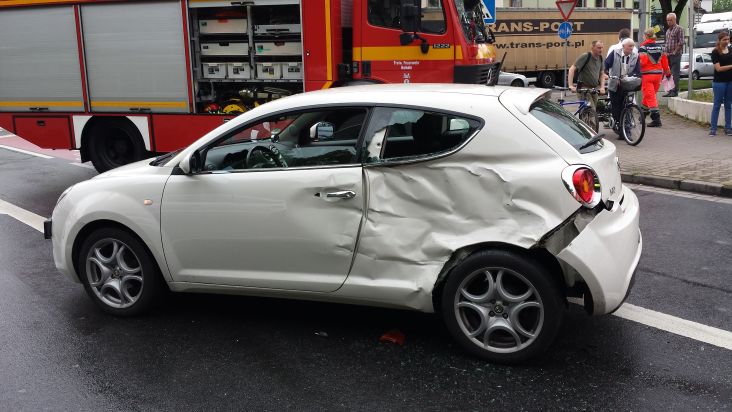 POL-HM: Schwerer Verkehrsunfall mit Beteiligung eines Feuerwehreinsatzfahrzeuges / 6 Personen zum Teil schwer verletzt