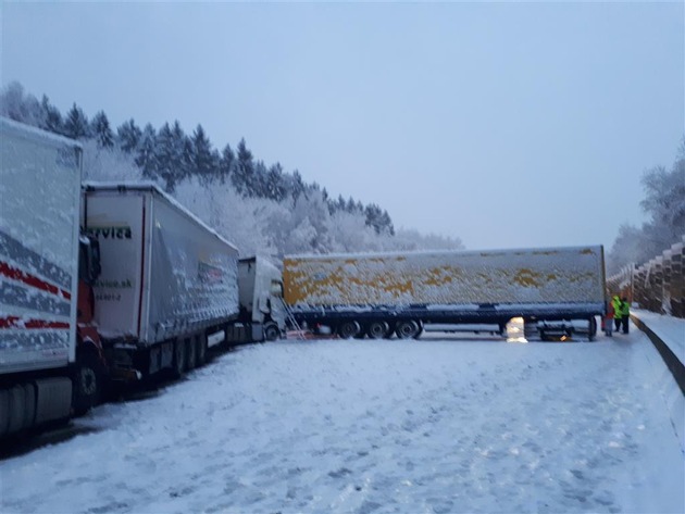 POL-VDKO: Fotos zu Meldung vom 18.12.17, 11:12 Uhr
VU auf der A 3 mit mehreren Lkw