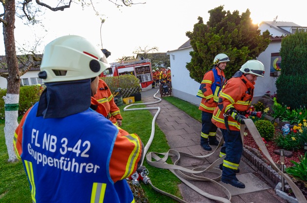 KFV-CW: Brennende Tujahecke setzt fast Haus in Brand.