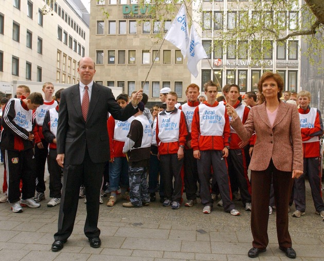 Aral Charity Walk 2005 in Köln gestartet: Gemeinsam laufen - gemeinsam helfen / 30 Tage für den Behindertensport durch Deutschland - Aral Spenden-lauf geht in die dritte Runde