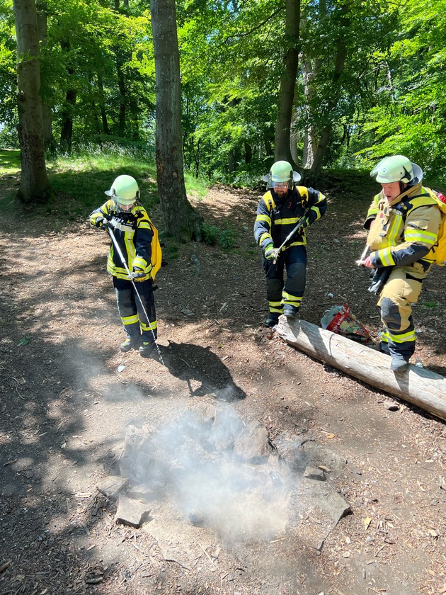 FW-EN: Fünf Einsätze für die Freiw. Feuerwehr - Zwei Brände in Waldgebieten.