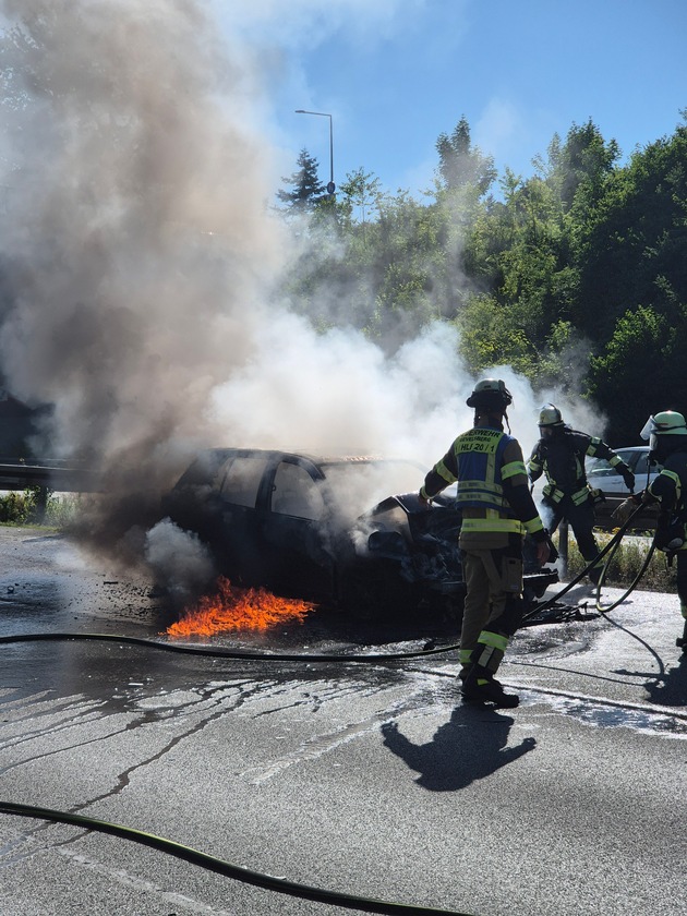 FW-EN: Verkehrsunfall auf der Autobahn - Fahrzeugbrand sorgt für Vollsperrung