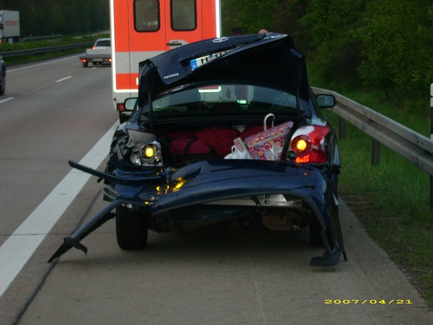 POL-HI: Unfall auf der BAB 7 -zwei Leichtverletzte und zweimal Totalschaden-