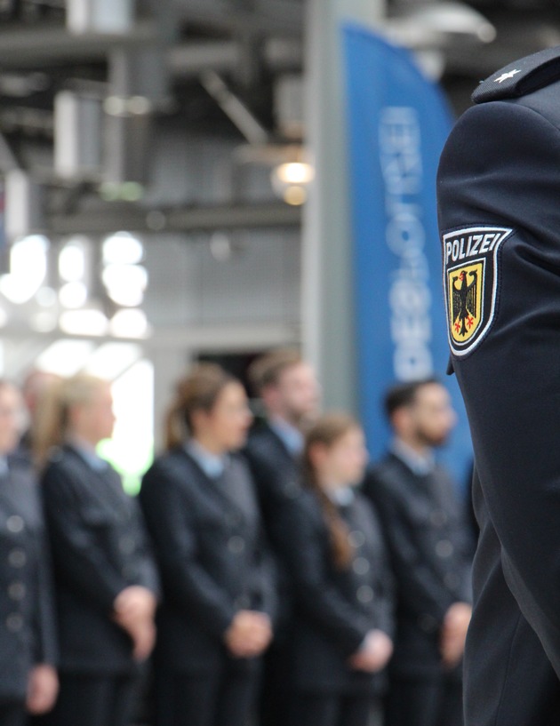 Bundespolizeidirektion München: Für die Sicherheit am Münchner Airport
-74 frischgebackene Bundespolizeibeamte aus ganz Deutschland im Erdinger Moos gelandet-