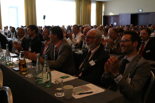 Mehr Geld für die Pflege - so die Forderung beim Deutschen Assekuranz Pflege Forum des Münchener Verein u.a. mit Dr. Norbert Blüm, Bayerns Gesundheitsministerin Melanie Huml und Claus Fussek (FOTO)