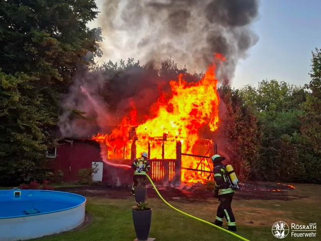 FW Rösrath: Brennendes Gartenhaus und ausgelöster Kohlenstoffmonoxidmelder am Dienstagabend