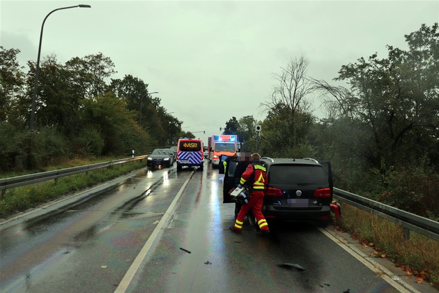 POL-ME: Zwei Leichtverletzte und hoher Sachschaden bei Auffahrunfall - Langenfeld - 2410043