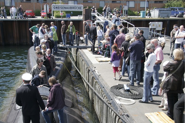 &quot;Kieler Woche 2011&quot;: Internationale Schiffe und Marinesoldaten zu Gast im Marinestützpunkt (mit Bild)