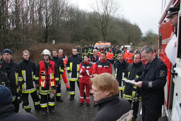 FW-E: 20 Kinder und Jugendliche im Waldgebiet vermisst, groß angelegte Übung mit Rettungshunden und Freiwilliger Feuerwehr