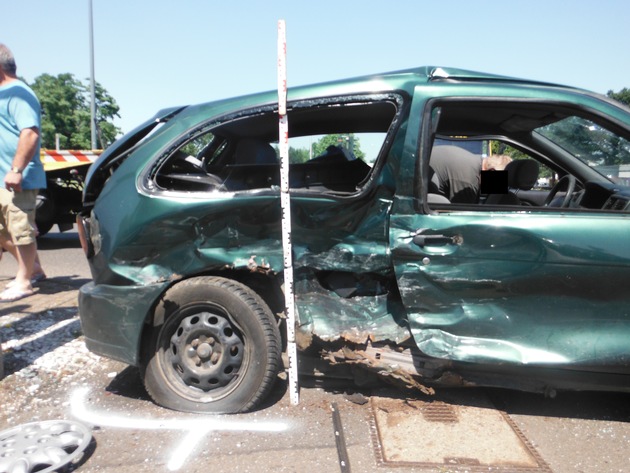 POL-DN: Schwerer Verkehrsunfall fordert vier Verletzte