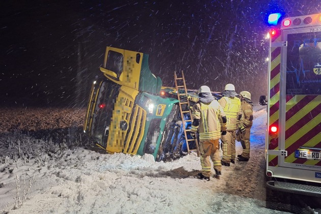 FW Helmstedt: Umgestürzter LKW auf Landstraße infolge Wintereinbruch