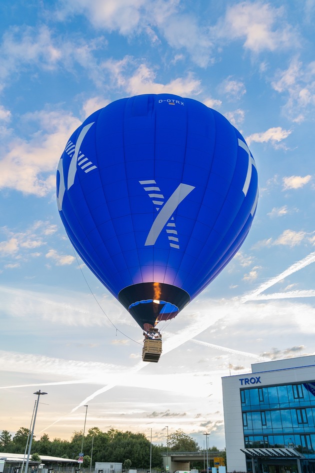 PRESSEINFO: Wenn Luft sichtbar wird - TROX Heißluftballon feiert ersten Flug