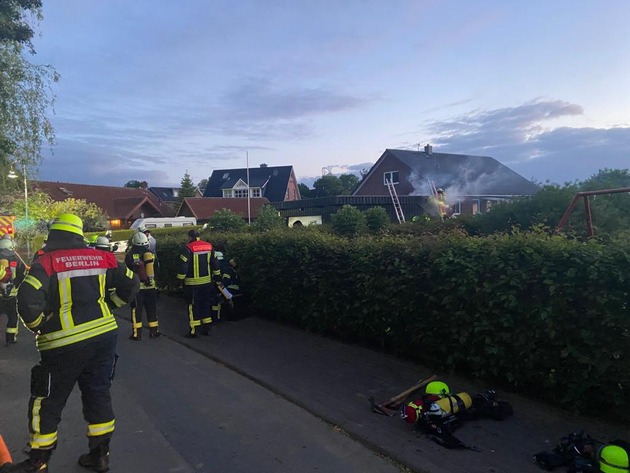 FW-SE: Großaufgebot der Feuerwehr bekämpft Carportbrand in Garbek Um 2:48 Uhr gingen zunächst nur in Garbek und Travenhorst die Sirenen. Die Feuerwehren wurde zu einem Carportbrand in den Eichenweg gerufen.