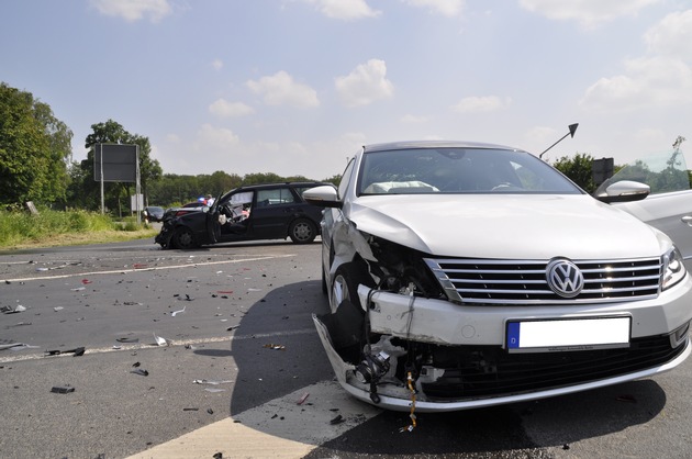 FW-KLE: B57 in Bedburg-Hau: Verkehrsunfall mit drei Verletzten