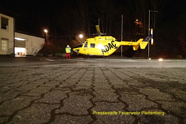 FW-PL: Christoph Westfalen landet in Plettenberg. Feuerwehr leuchtet Landeplatz aus