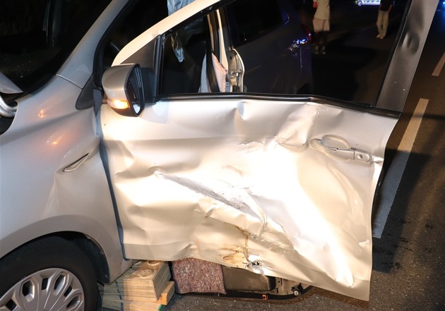 POL-HX: Zusammenstoß zwischen Pkw und Motorrad - Zwei Personen verletzt