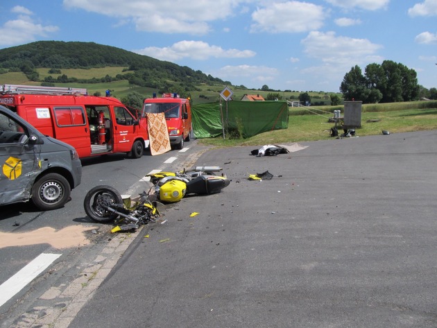 POL-HOL: Landesstraße 580 &quot;Hettlingshöhe&quot;: 57jähriger Motorradfahrer tödlich verletzt -  Mit VW-Transporter kollidiert  -