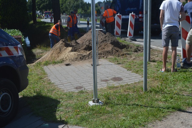 POL-STD: Bundesstraße 73 in Buxtehude wegen Wasserrohrbruch gesperrt - erhebliche Verkehrsstaus in beide Richtungen, Unbekannte setzen Parkbänke und Sperrmüll in Brand - Polizei sucht Zeugen