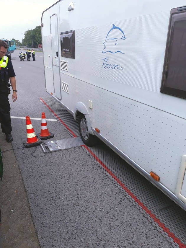 POL-E: Essen/ Mülheim an der Ruhr: Ferienzeit ist Reisezeit - Reisezeit ist aber auch Unfallzeit! Polizei überprüft Fahrzeugführer und Fahrzeuge zum Sommerferienbeginn