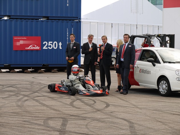 Elektromobilität: Heute schon machbar und bezahlbar / Linde Material Handling stellt Nachrüstlösungen für E-Fahrzeuge vor (BILD)