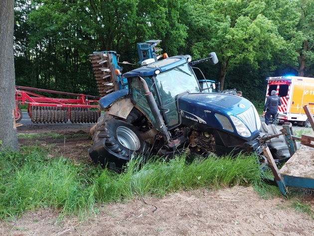 Feuerwehr Kalkar: Traktor fährt gegen Baum