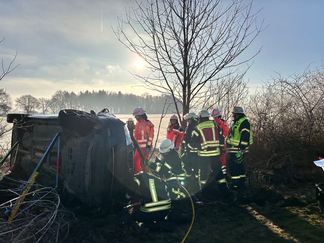 FW-ROW: Schwerer Verkehrsunfall auf der Autobahn 1: Fahrerin von Feuerwehr befreit
