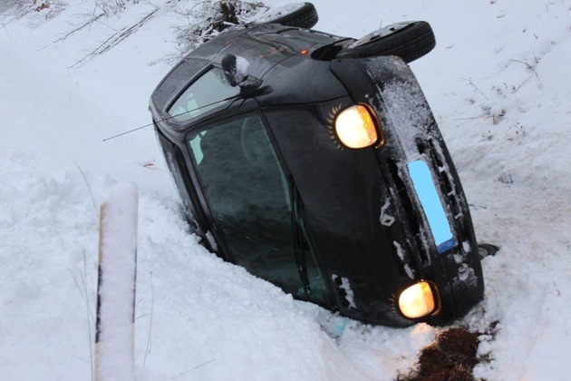 POL-PDTR: Verkehrsunfall durch starken Schneefall - leichtverletzte Person