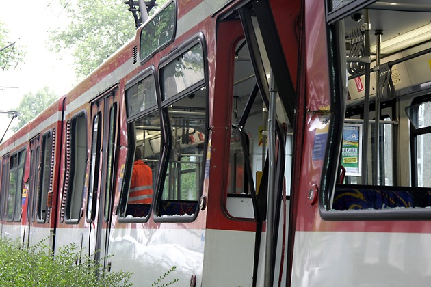 FW-E: Radlader berührt fahrende Straßenbahn mit seiner Schaufel, drei Personen verletzt