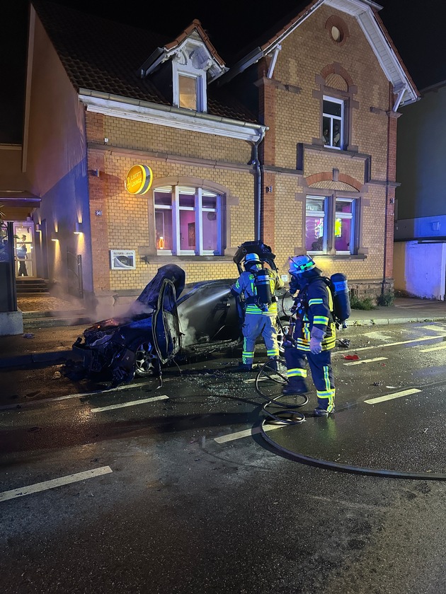 FW Weinheim: Fahrzeugbrand in Weinheim. Feuerwehr verhindert Ausbreitung auf Geb&auml;ude
