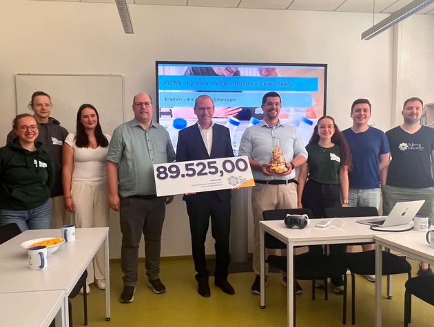 Chemie studieren mit KI, Big Data und Mixed Reality - der Chemie-Fonds gibt der Universität Konstanz 89.525 Euro