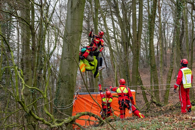 FW Porta Westfalica: 17.12.2025 - Barkhausen: Absturz Paragleiter / Person aus ca. 20m Höhe gerettet