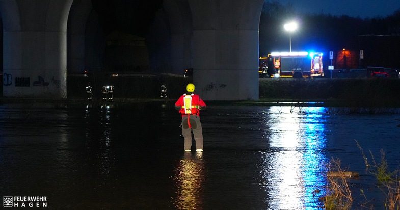 FW Hagen: Wasserrettung, Person in Lenne