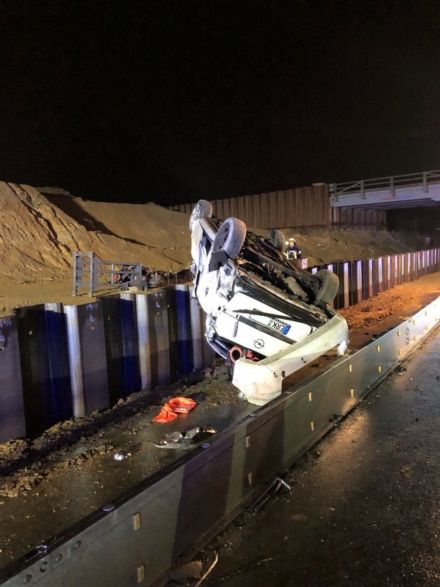 POL-K: 230306-2-K/BAB Zeugenaufruf: Sperrmaterial entfernt? - Auto stürzt mehrere Meter in die Tiefe