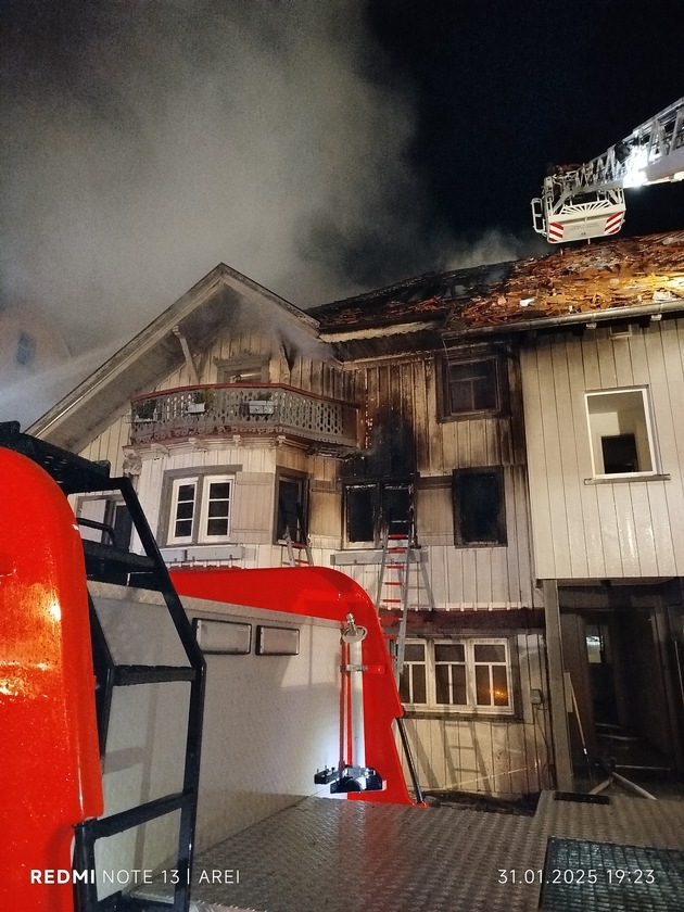 LRA-Ravensburg: Gebäudebrand am Freitagnachmittag, im Ortskern von Amtzell, sorgt für Großaufgebot von Feuerwehren aus Amtzell, Wangen, Leutkirch und Baindt