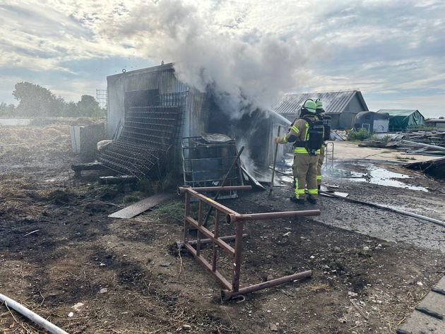 FW Weinheim: Containerbrand in der Bohäckersiedlung unterbricht Familienfest der Weinheimer Feuerwehr