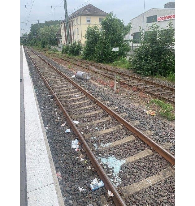 BPOL NRW: Mülleimer aus der Verankerung gerissen und in die Gleise geworfen - Bundespolizei sucht Zeugen