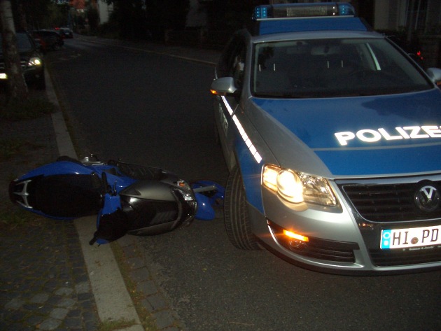 POL-HI: Rollerfahrer flüchtet vor Polizeikontrolle
Verfolgungsfahrt endet mit Unfall
